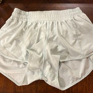Lululemon Hotty Hots- 2.5 inseam